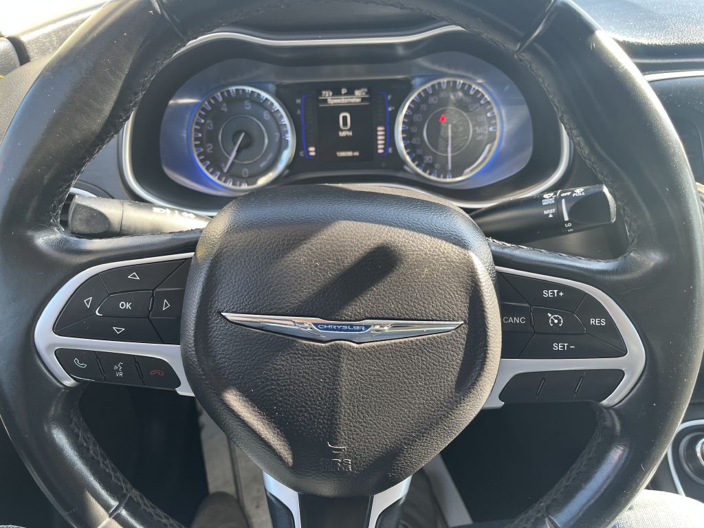 2016 Chrysler 200 Image 10