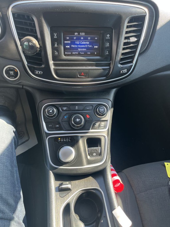 2016 Chrysler 200 Image 12