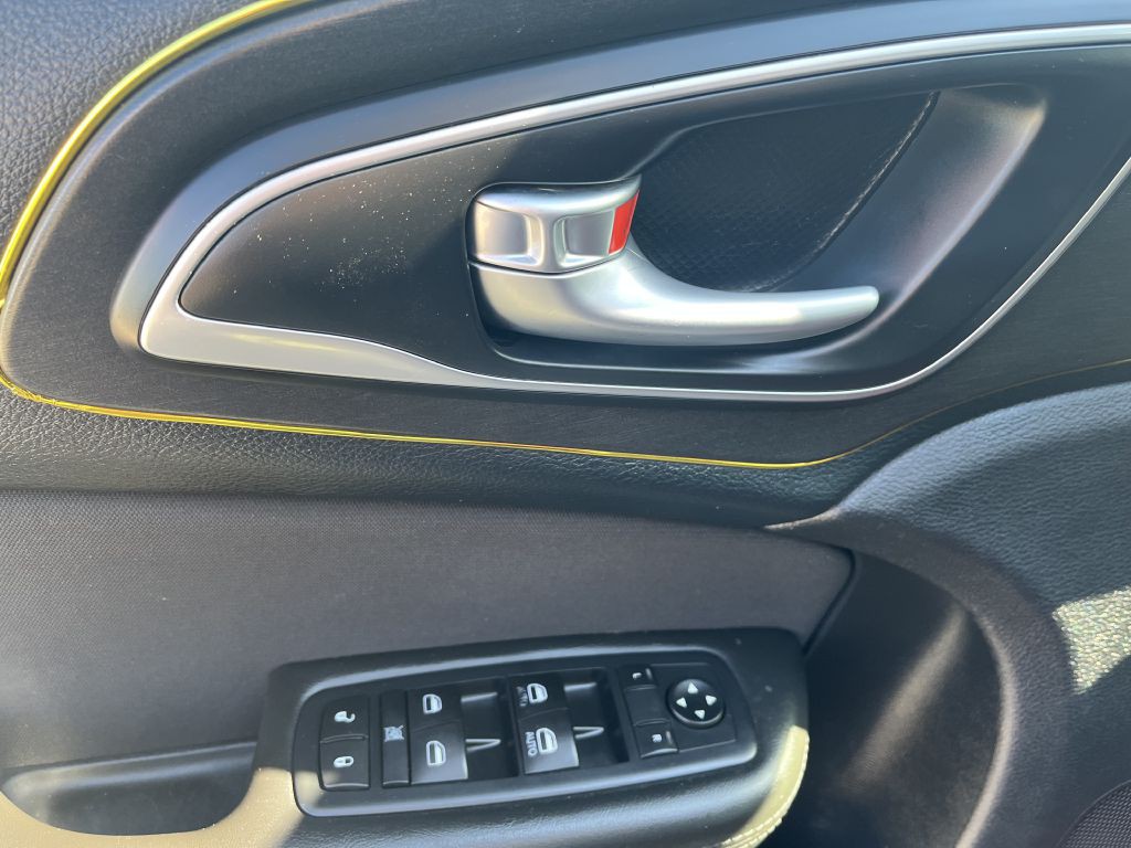 2016 Chrysler 200 Image 14