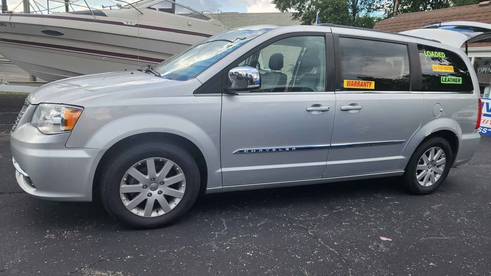 2011 Chrysler Town & Country Image 4