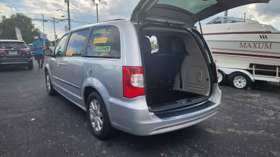 2011 Chrysler Town & Country Image 5