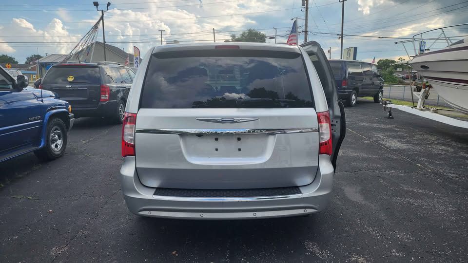 2011 Chrysler Town & Country Image 7