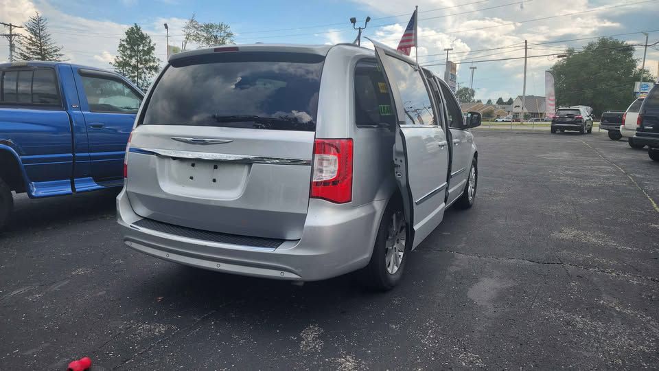 2011 Chrysler Town & Country Image 8