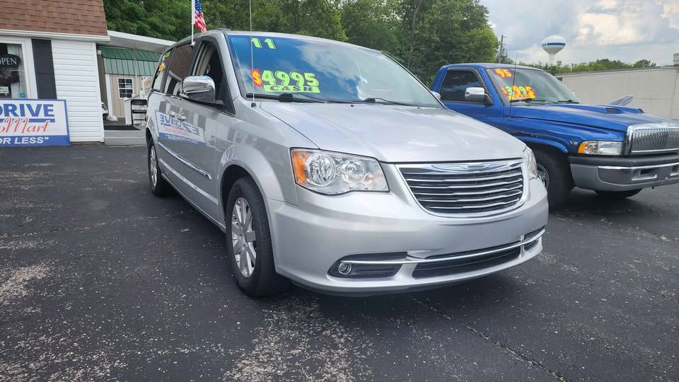 2011 Chrysler Town & Country Image 11