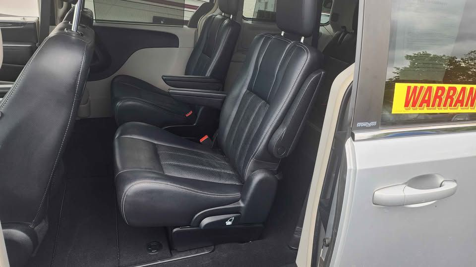 2011 Chrysler Town & Country Image 13