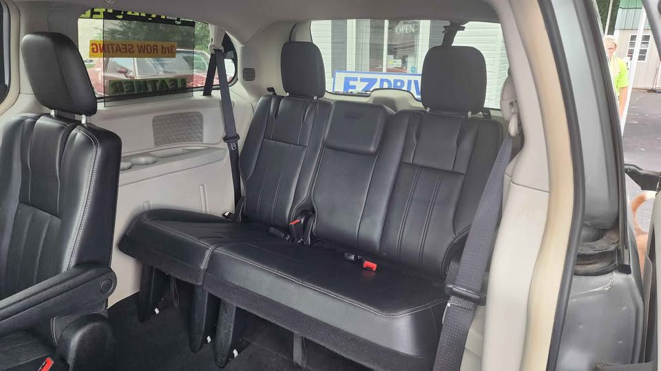 2011 Chrysler Town & Country Image 14