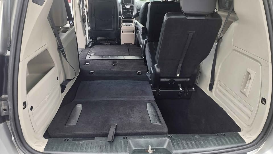 2011 Chrysler Town & Country Image 16