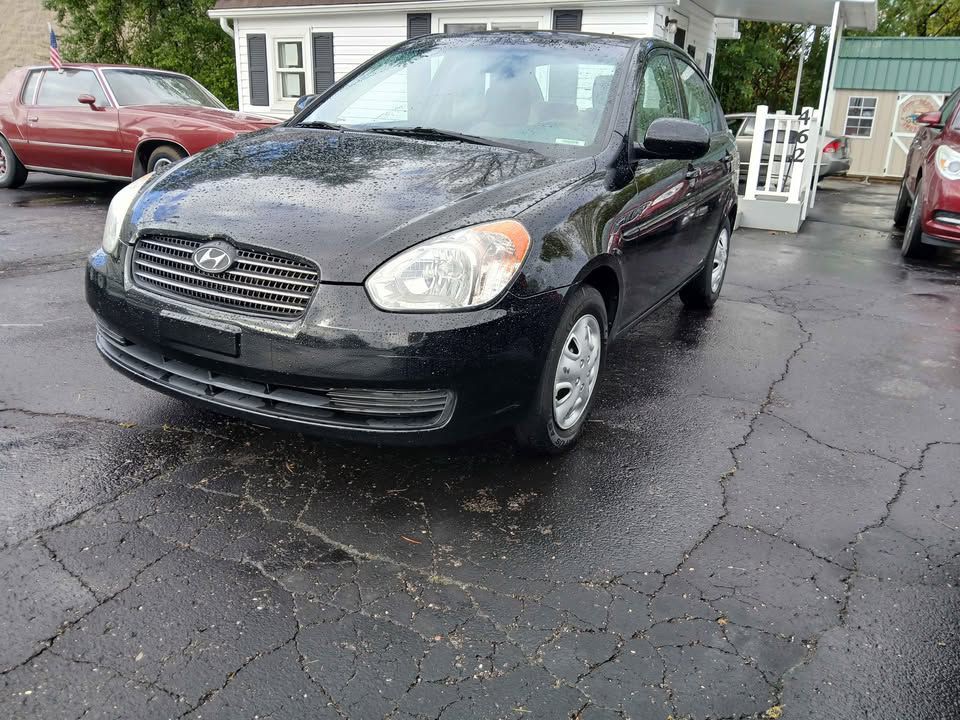 2010 Hyundai Accent Image 1