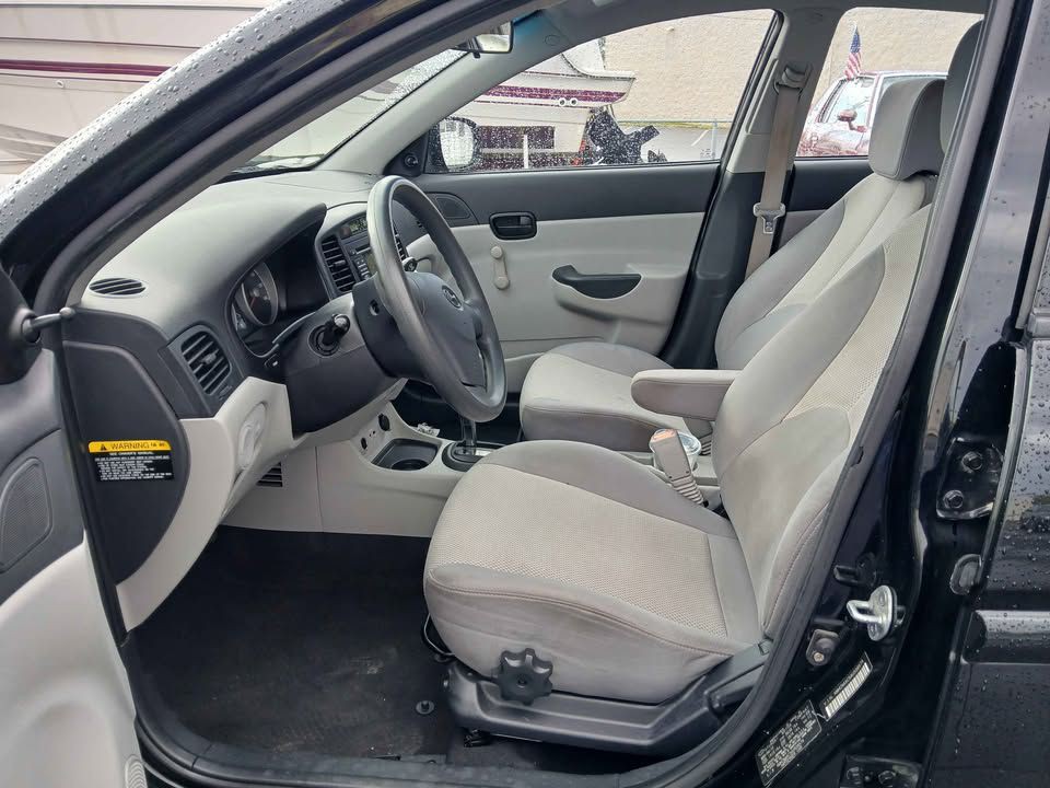 2010 Hyundai Accent Image 3
