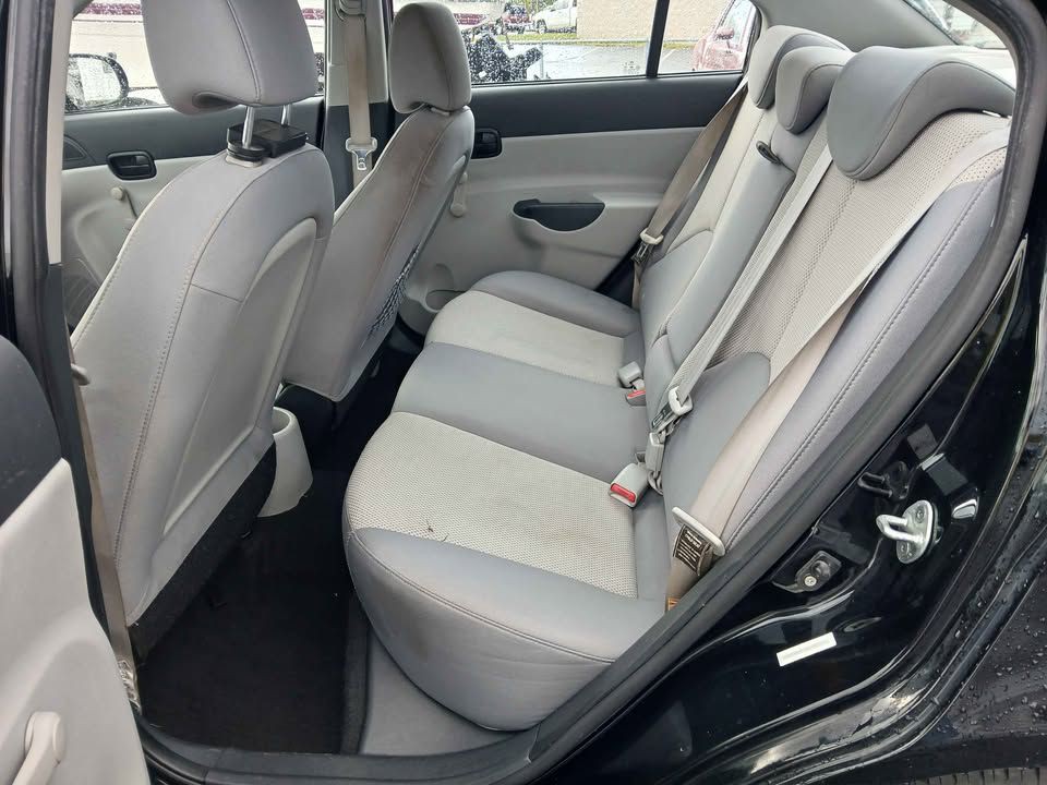 2010 Hyundai Accent Image 4