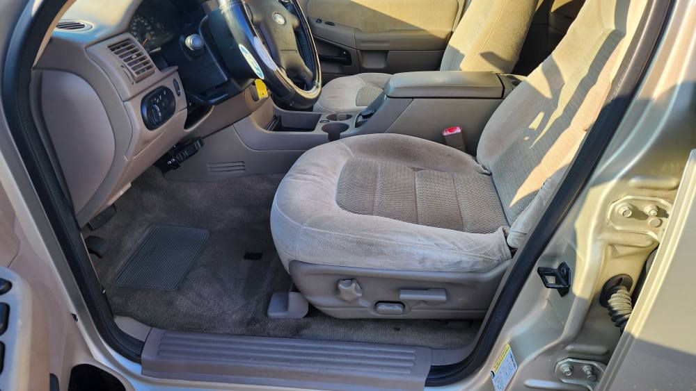 2005 Ford Explorer Image 9