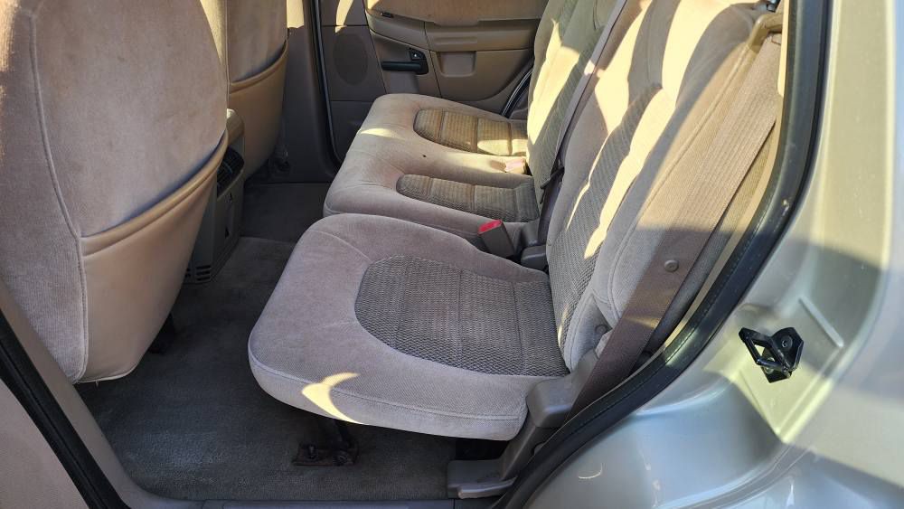 2005 Ford Explorer Image 10