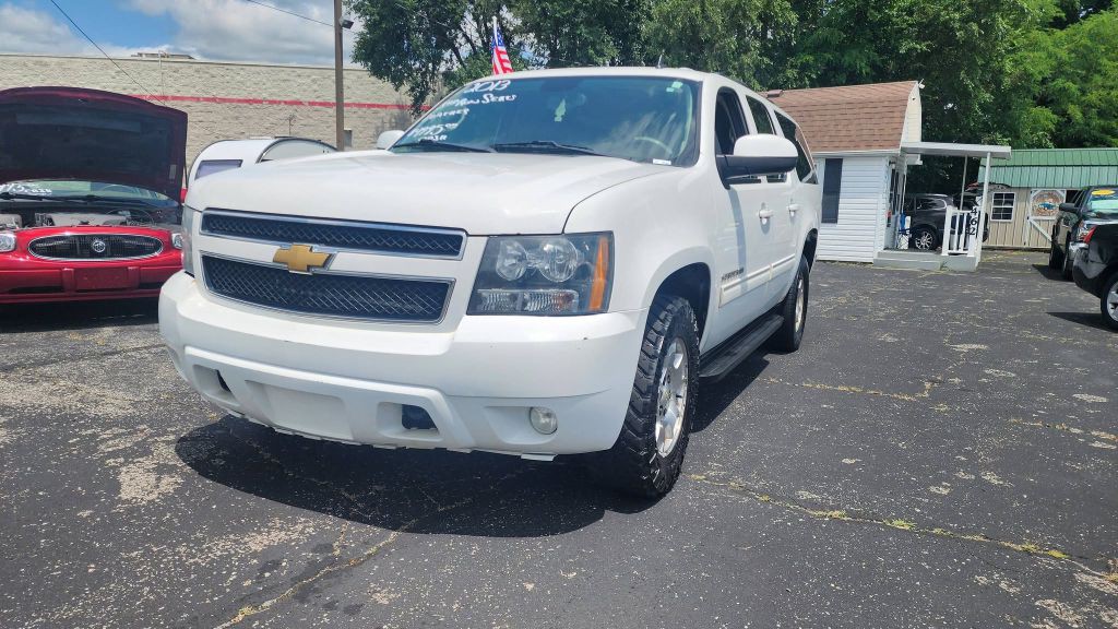 2013 Chevrolet Suburban Image 2