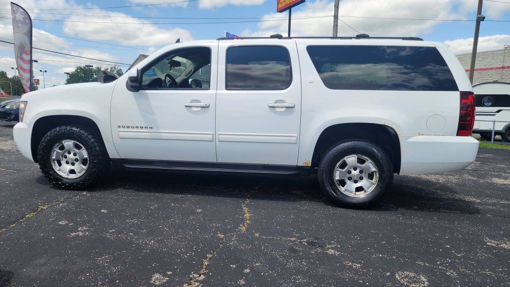 2013 Chevrolet Suburban Image 3