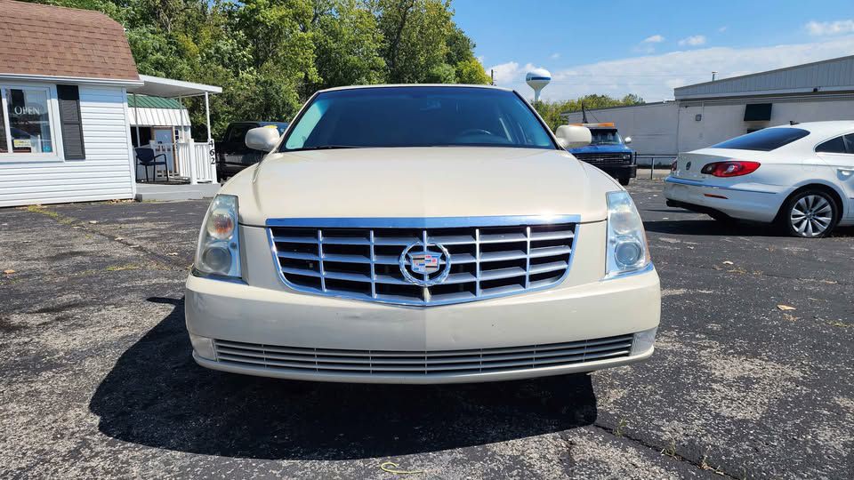 2010 Cadillac DTS Image 1