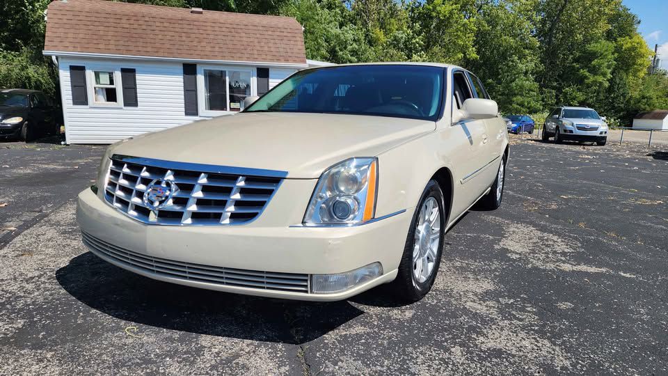 2010 Cadillac DTS Image 2
