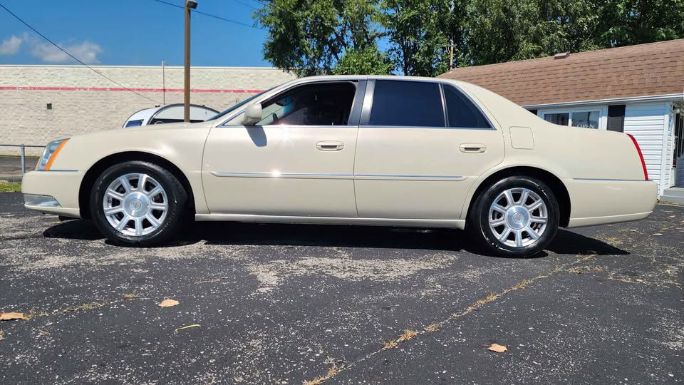 2010 Cadillac DTS Image 3