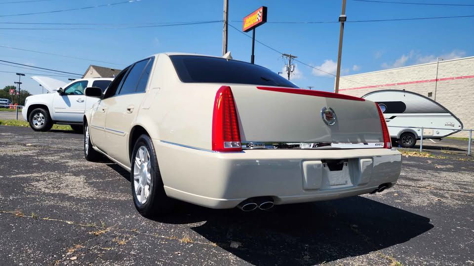 2010 Cadillac DTS Image 4