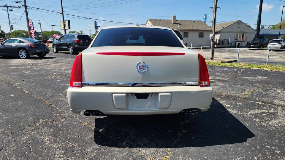2010 Cadillac DTS Image 5