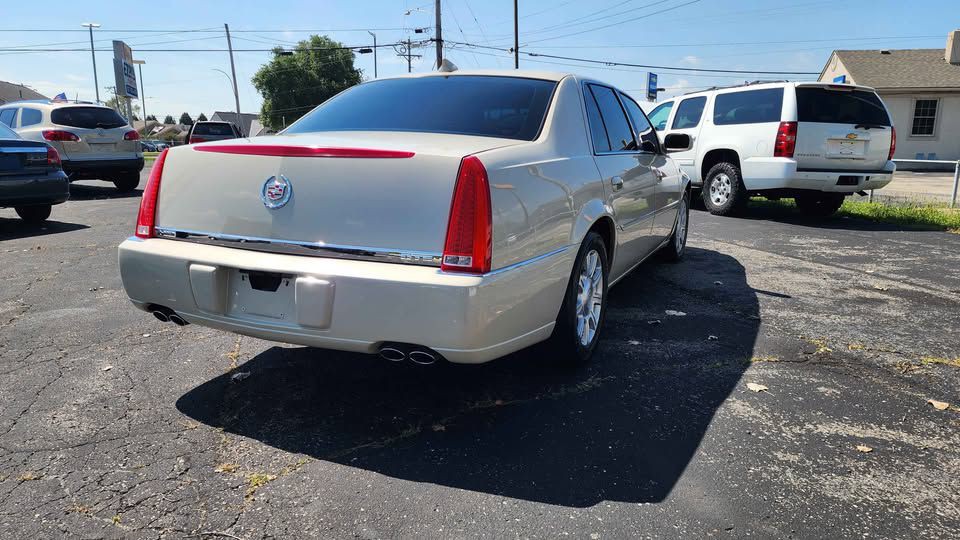 2010 Cadillac DTS Image 6