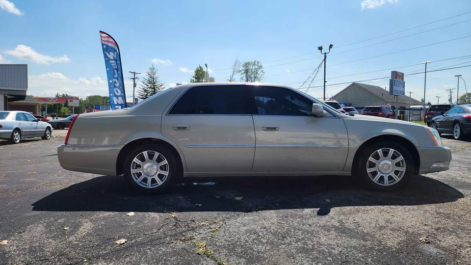 2010 Cadillac DTS Image 7