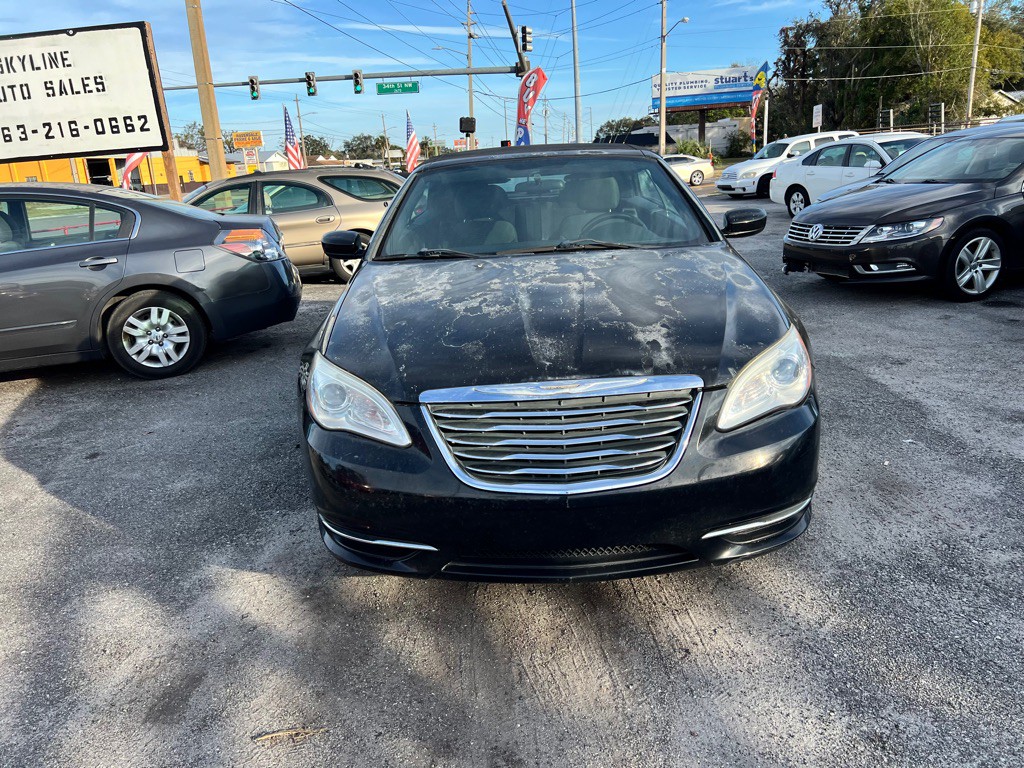 2012 Chrysler 200 Image 2
