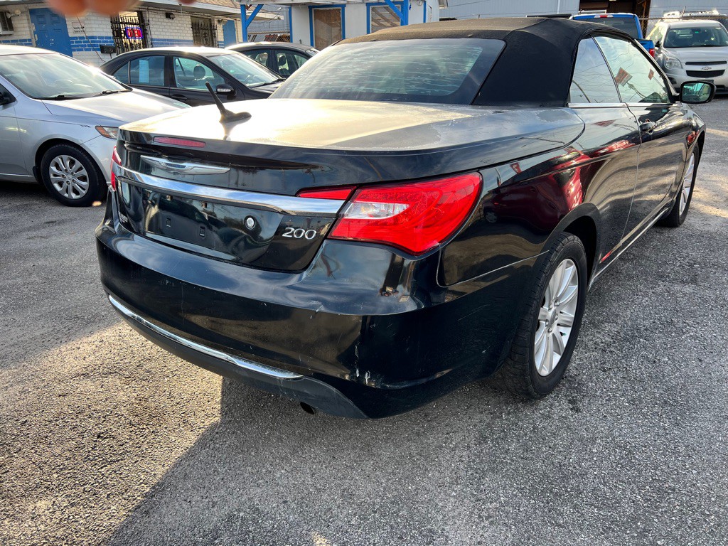 2012 Chrysler 200 Image 6