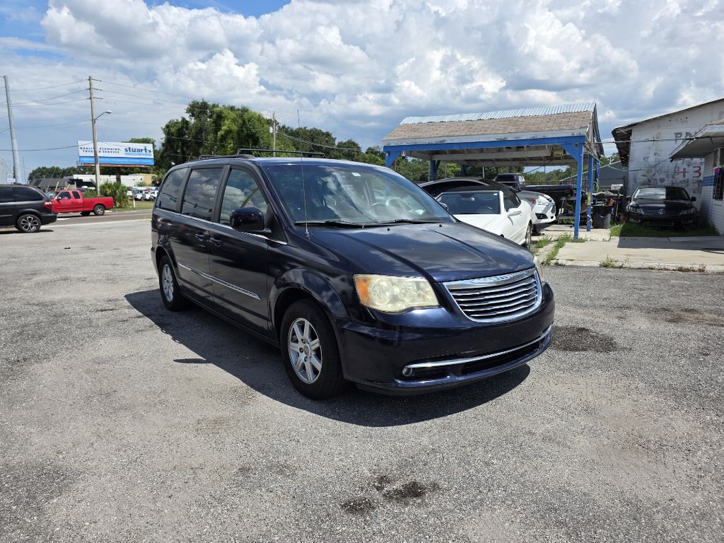 2012 Chrysler Town & Country Image 3