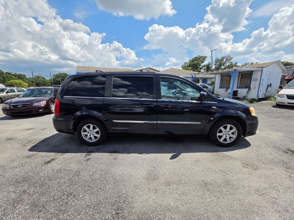 2012 Chrysler Town & Country Image 4