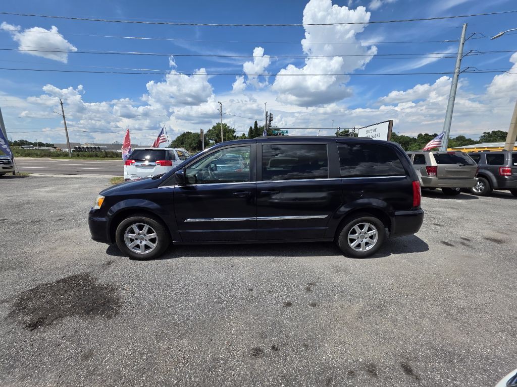 2012 Chrysler Town & Country Image 8