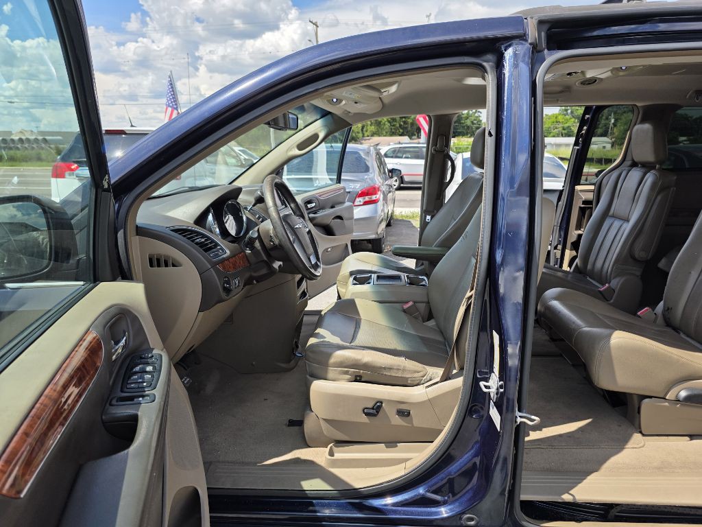 2012 Chrysler Town & Country Image 9