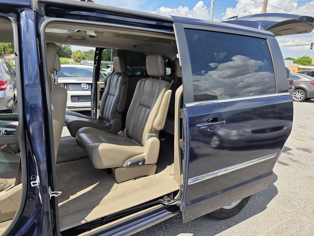 2012 Chrysler Town & Country Image 10