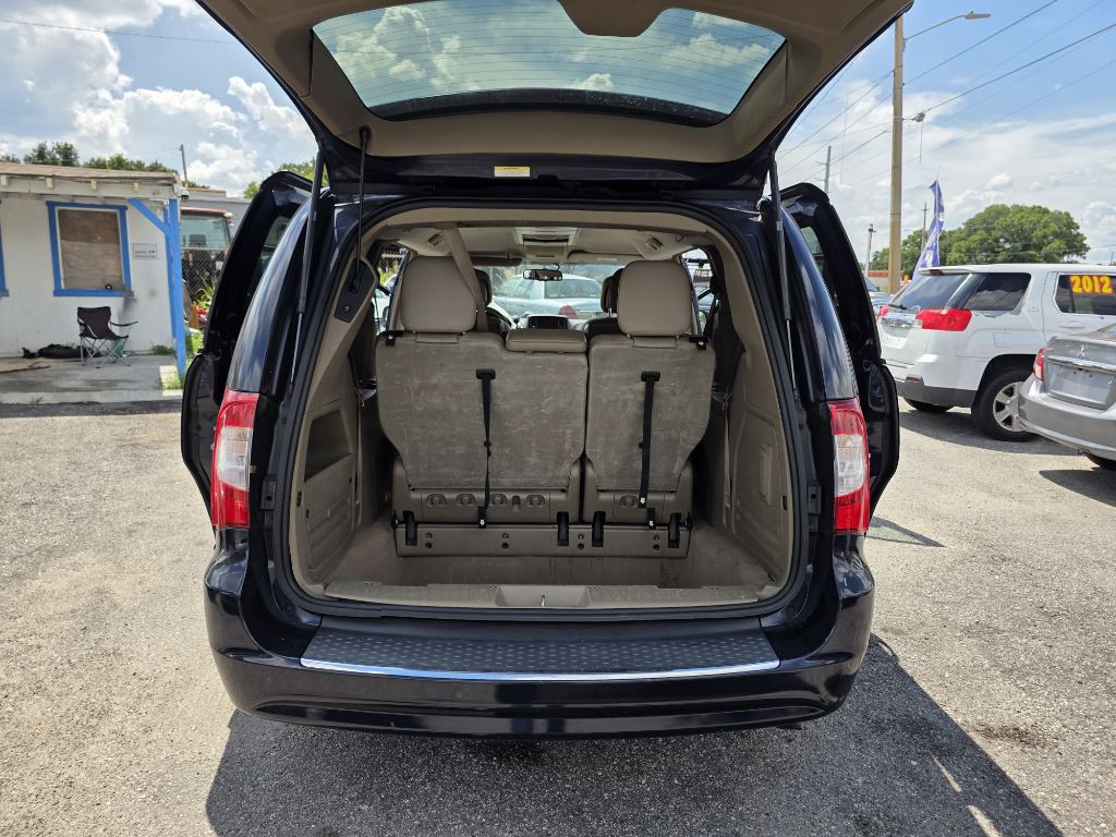2012 Chrysler Town & Country Image 11