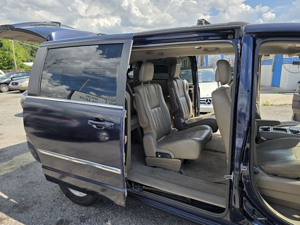 2012 Chrysler Town & Country Image 12