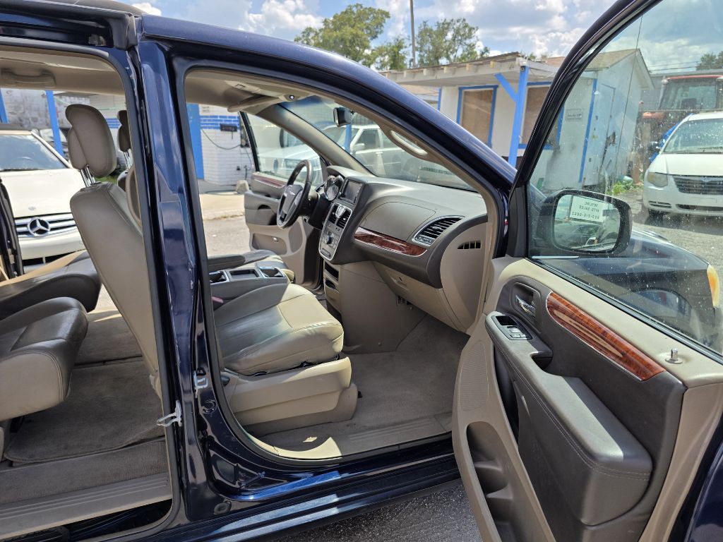 2012 Chrysler Town & Country Image 13