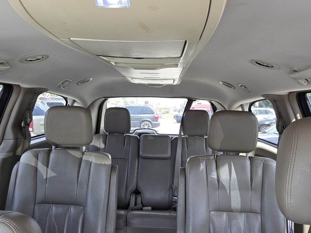 2012 Chrysler Town & Country Image 14