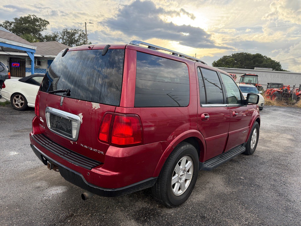 2005 Lincoln Navigator Image 2