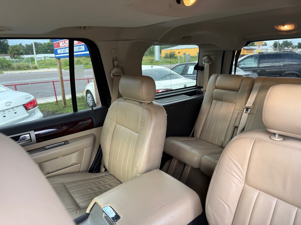 2005 Lincoln Navigator Image 7