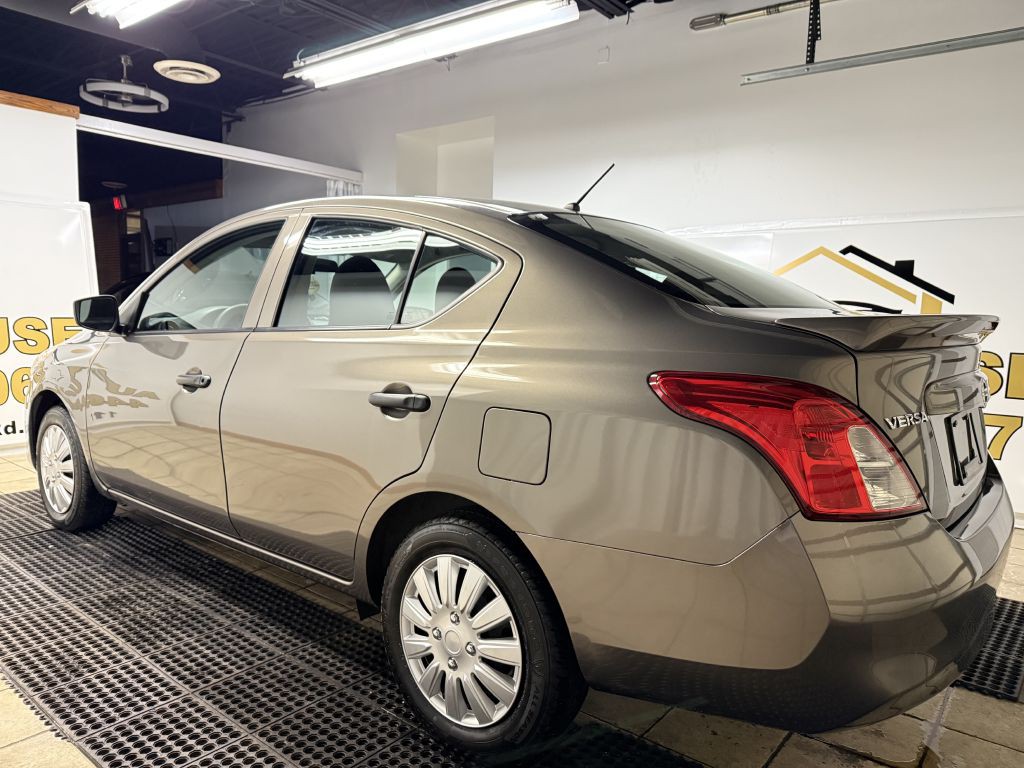 2016 Nissan Versa Image 4