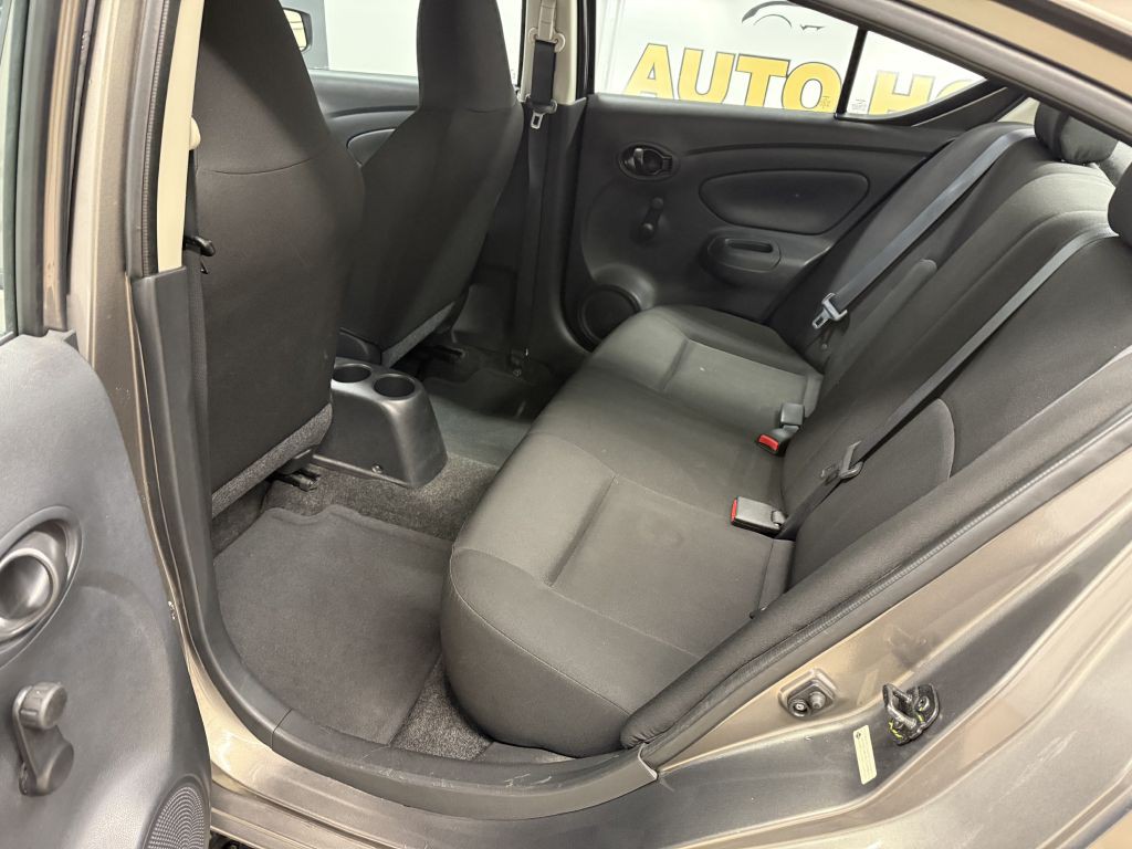2016 Nissan Versa Image 9