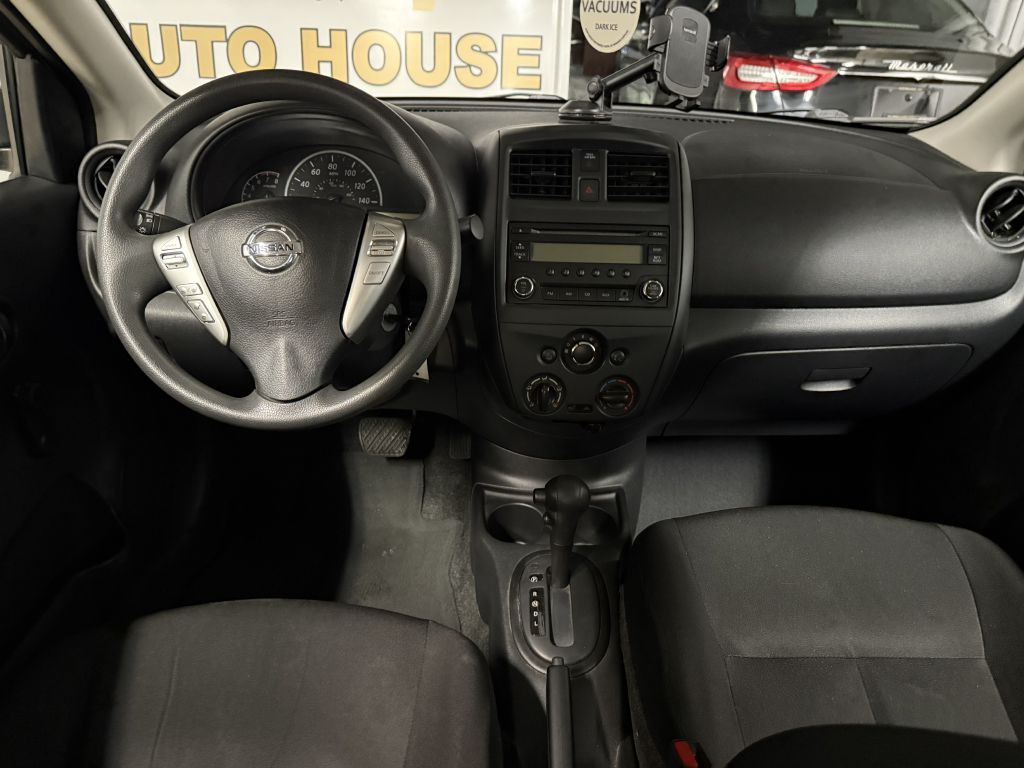 2016 Nissan Versa Image 11