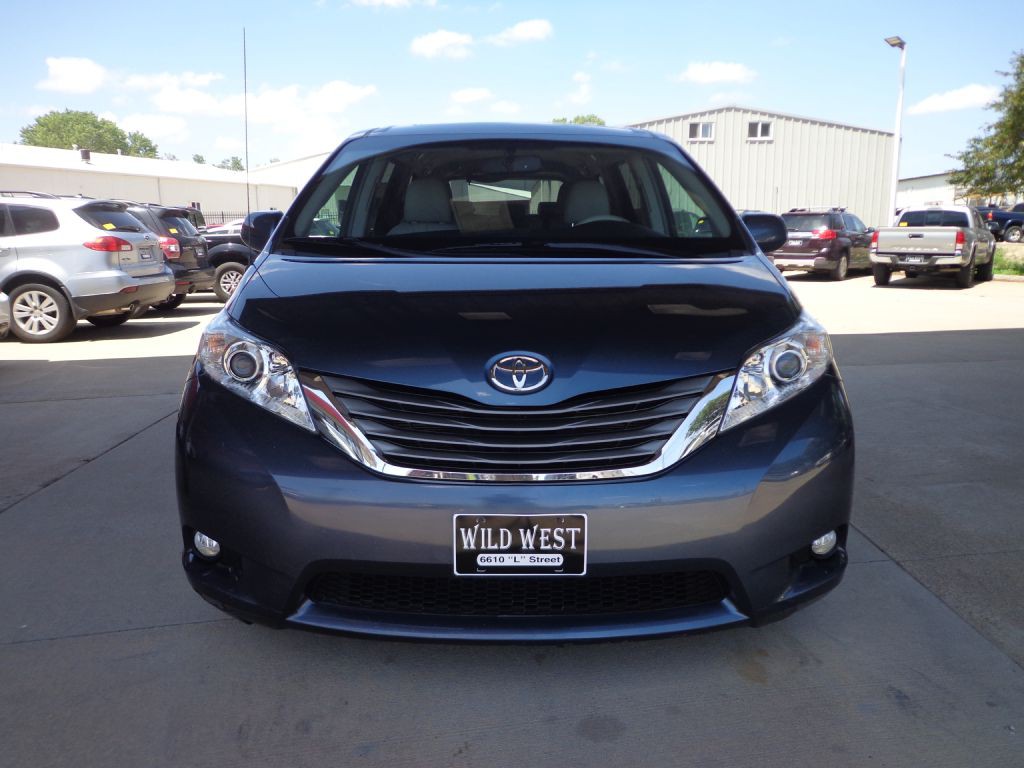 2014 Toyota Sienna Image 2