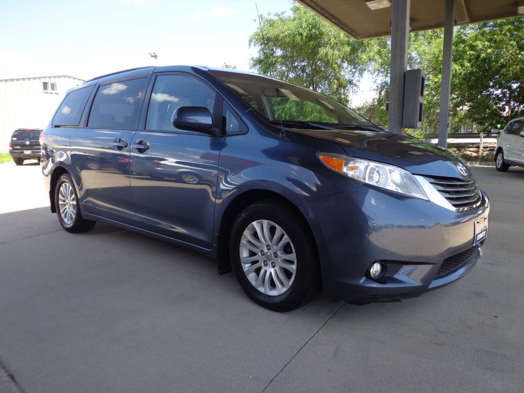 2014 Toyota Sienna Image 3