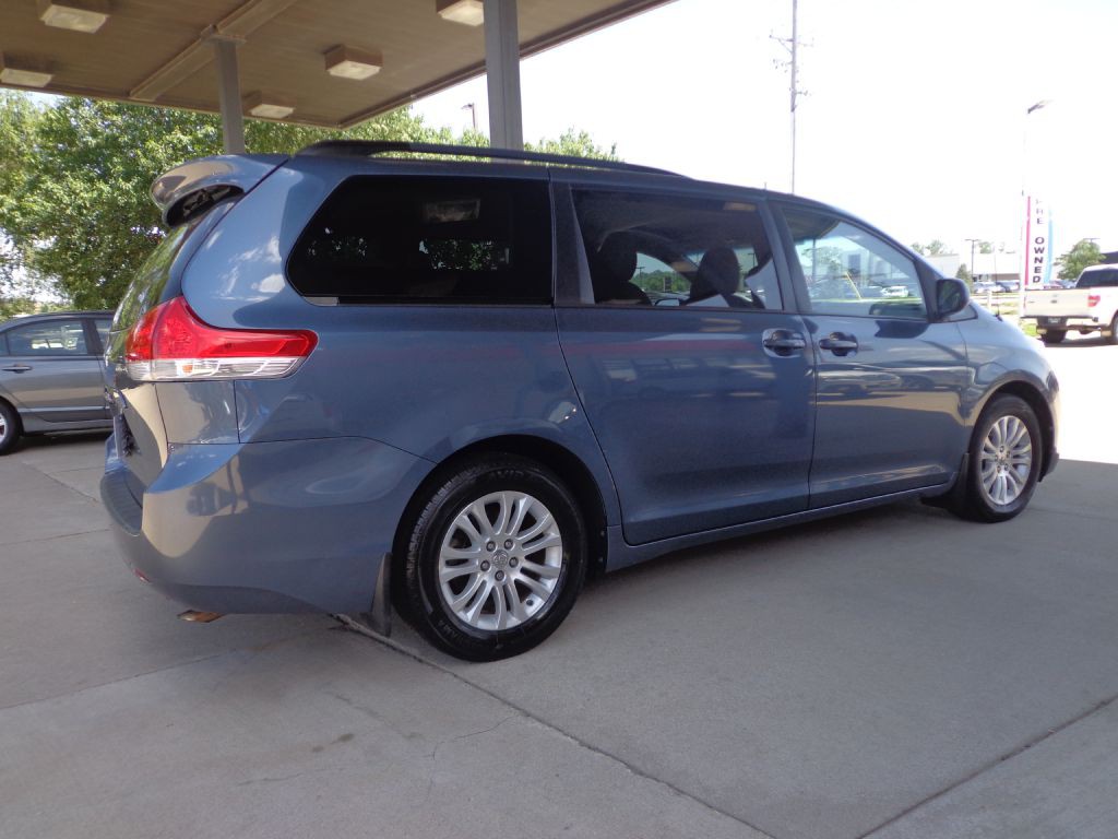 2014 Toyota Sienna Image 4