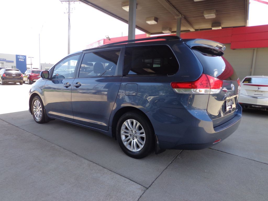 2014 Toyota Sienna Image 6