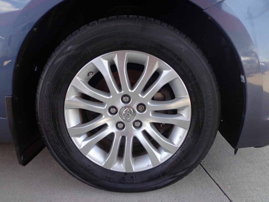 2014 Toyota Sienna Image 9