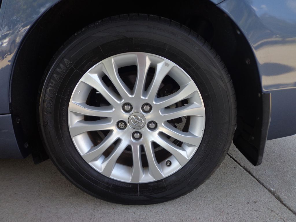 2014 Toyota Sienna Image 11