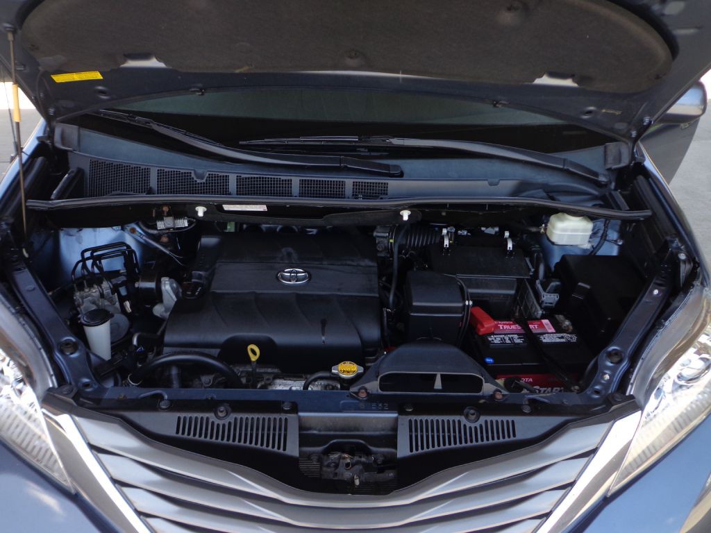 2014 Toyota Sienna Image 12