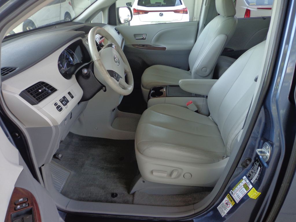 2014 Toyota Sienna Image 13