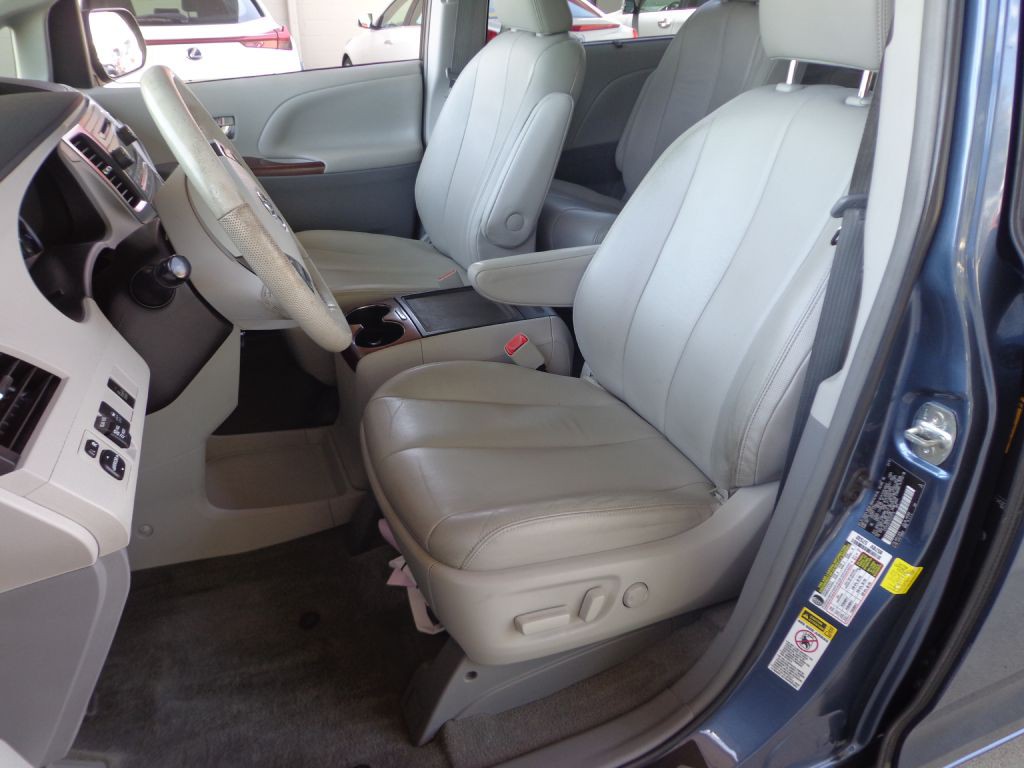 2014 Toyota Sienna Image 14